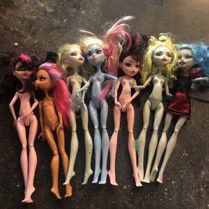 Lot of 7 Monster High Dolls.